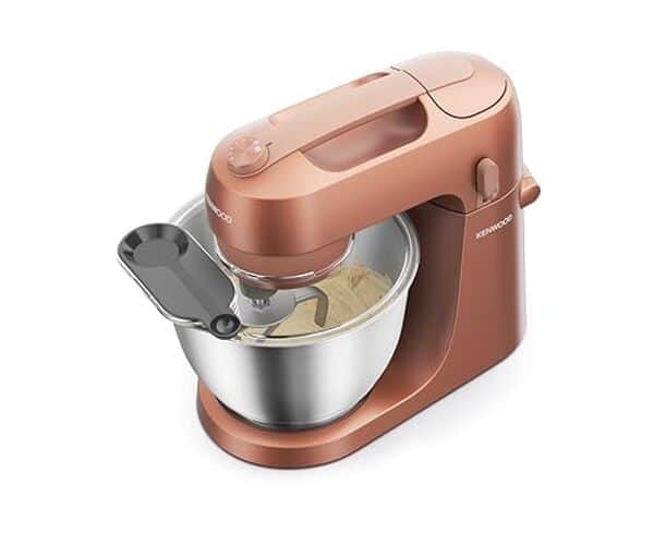 Découvrez l'efficacité du Kenwood Go KZM35.000RD : robot pâtissier compact alliant performance et design moderne pour toutes vos créations culinaires