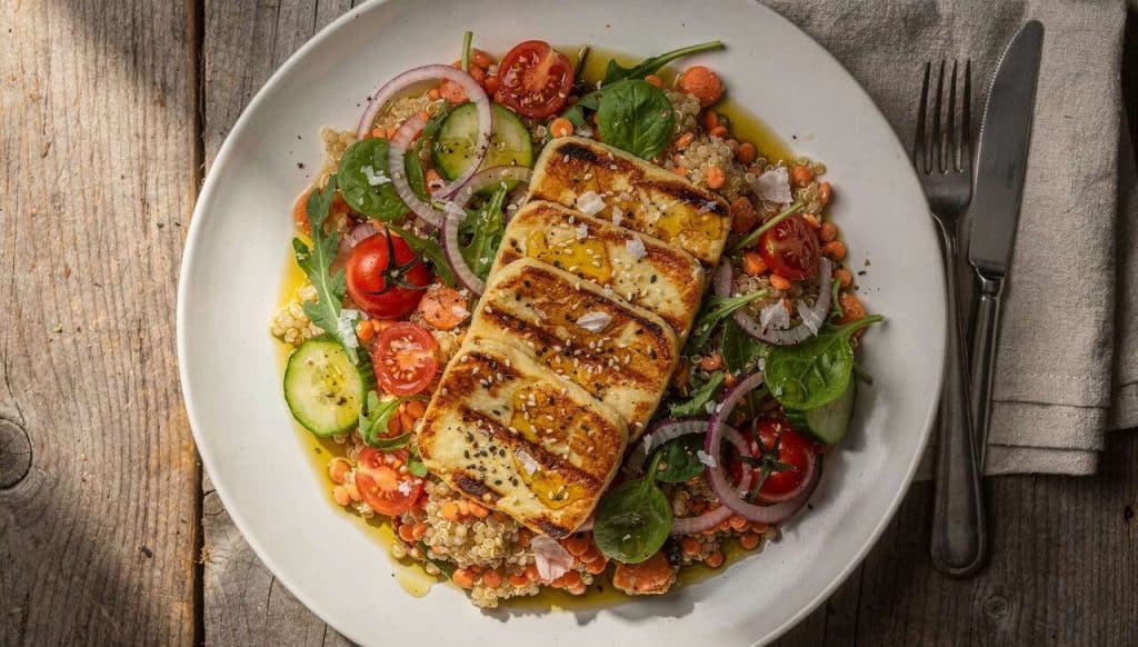 Salade quinoa, lentilles et halloumi : recette saine et délicieuse