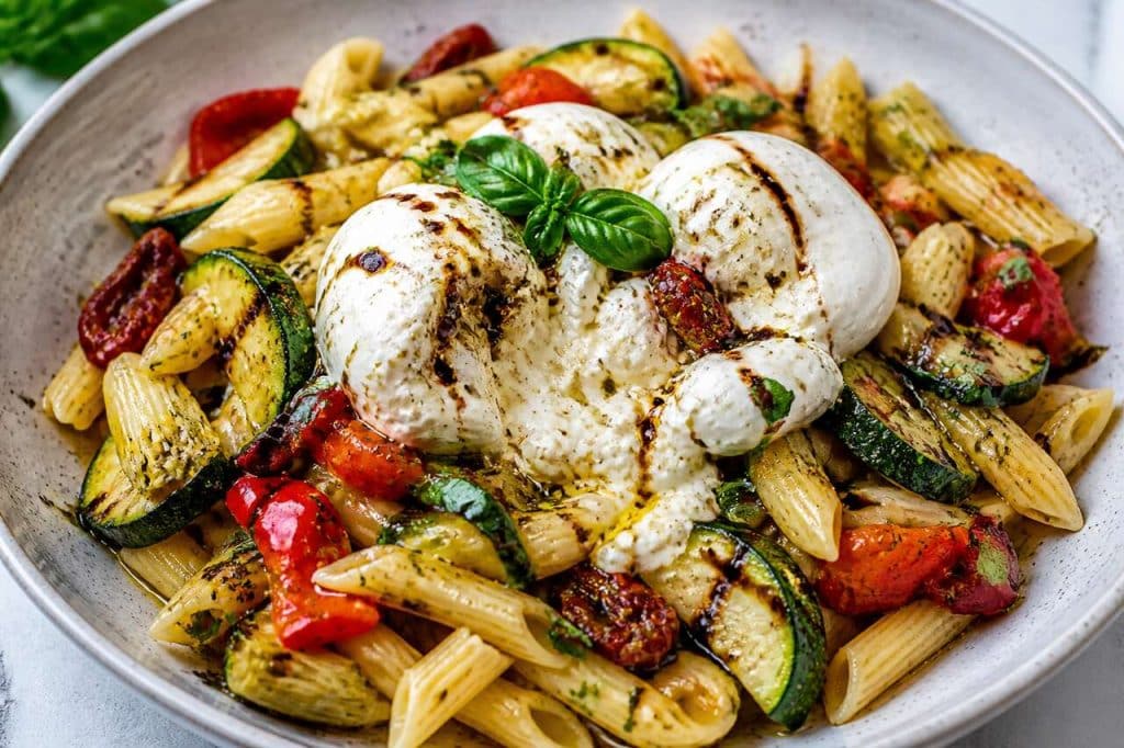 Recette de pâtes aux légumes d'été et burrata