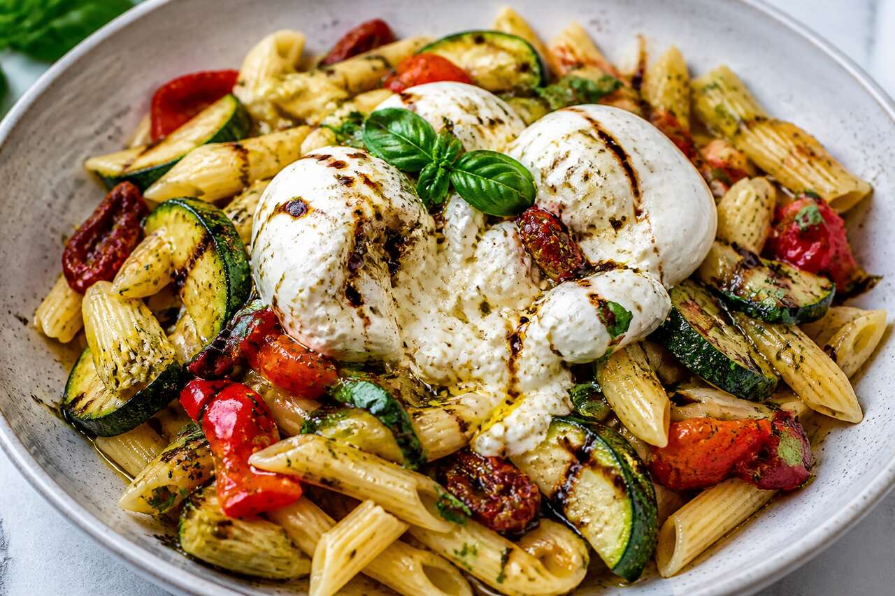 Recette de pâtes aux légumes d'été et burrata