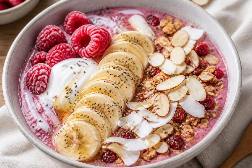Smoothie bowl aux framboises : recette gourmande et saine
